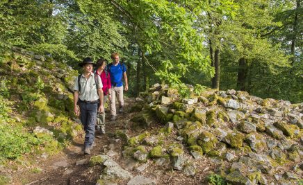 Ranger auf Wanderung mit Besuchenden