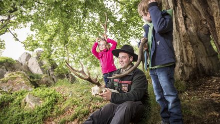 Ranger und Kinder im Nationalpark