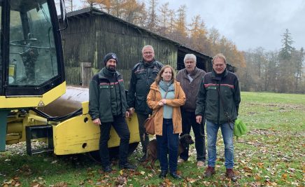 Nationalparkmitarbeitende sowie Akteure der Verbandsgemeinde vor der Futterscheune im Wildfreigehege.