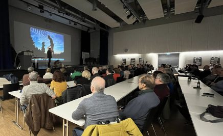 Zuschauer und Bühne der Nationalpark-Akademie