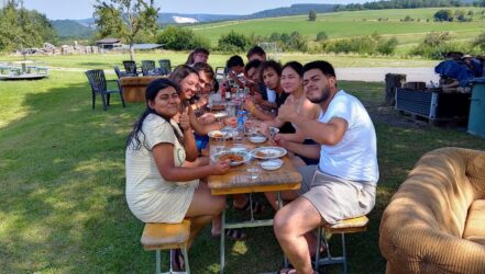 Workcamp 2025, gemeinsames Essen im Grünes