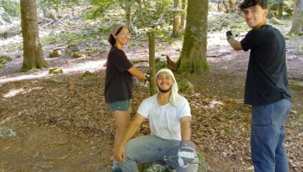 Workcamp 2025, drei Teilnehmer bei der Zaunreparatur