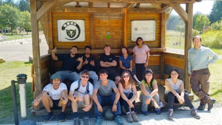 Workcamp 2025, Teilnehmer*innen an der Bushaltestelle Erbesmkopf