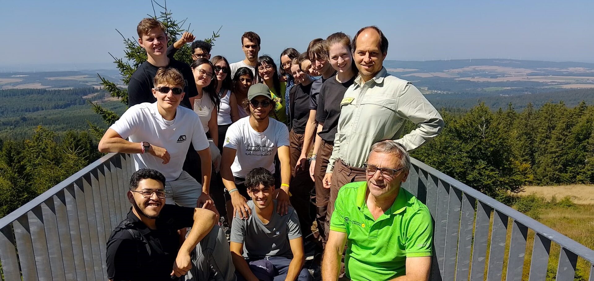 Workcamp 2025 Teilnehmer*innen auf der Aussichtsplattform Windklang am Erbeskopfgipfel