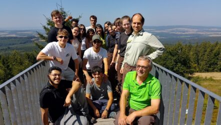 Workcamp 2025 Teilnehmer*innen auf der Aussichtsplattform Windklang am Erbeskopfgipfel