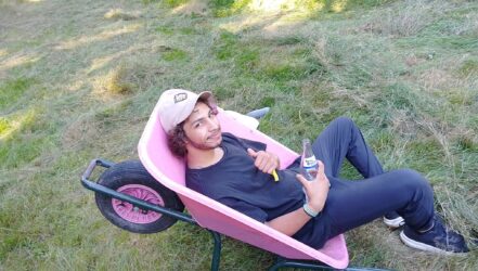 Workcamp 2025, relaxen im rosa Schubkarren