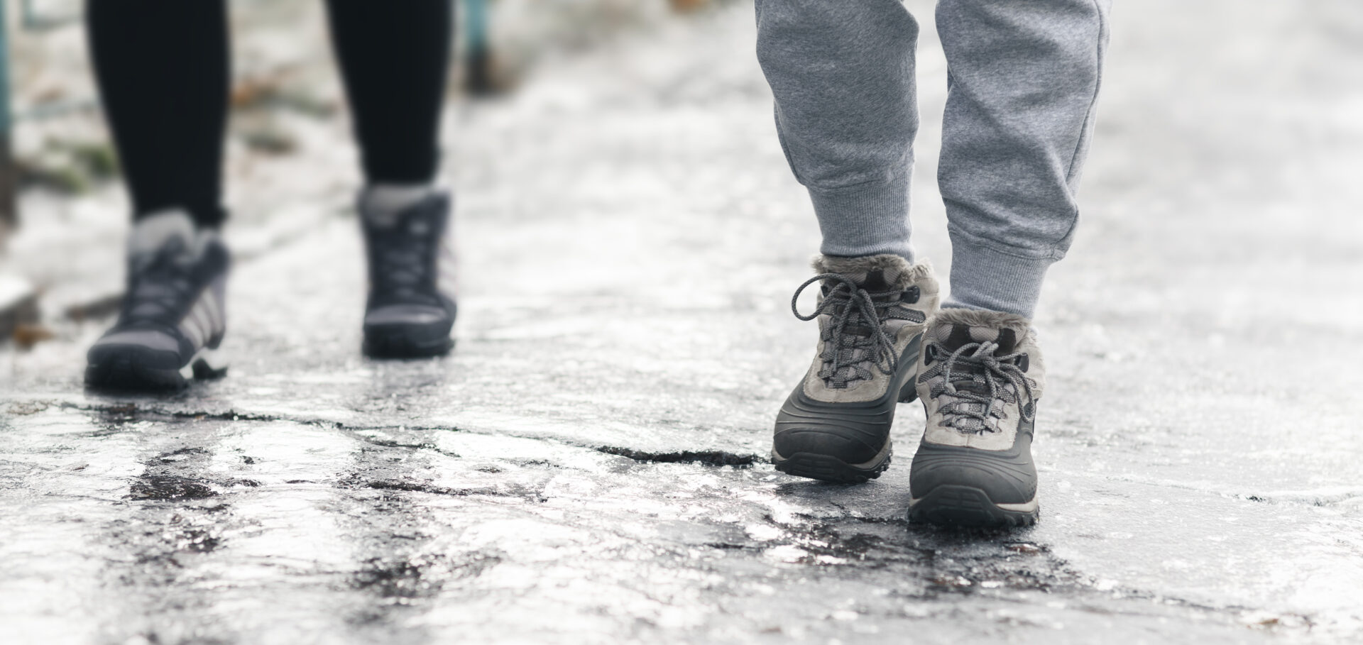 Fußgänger auf eisglatten Wege