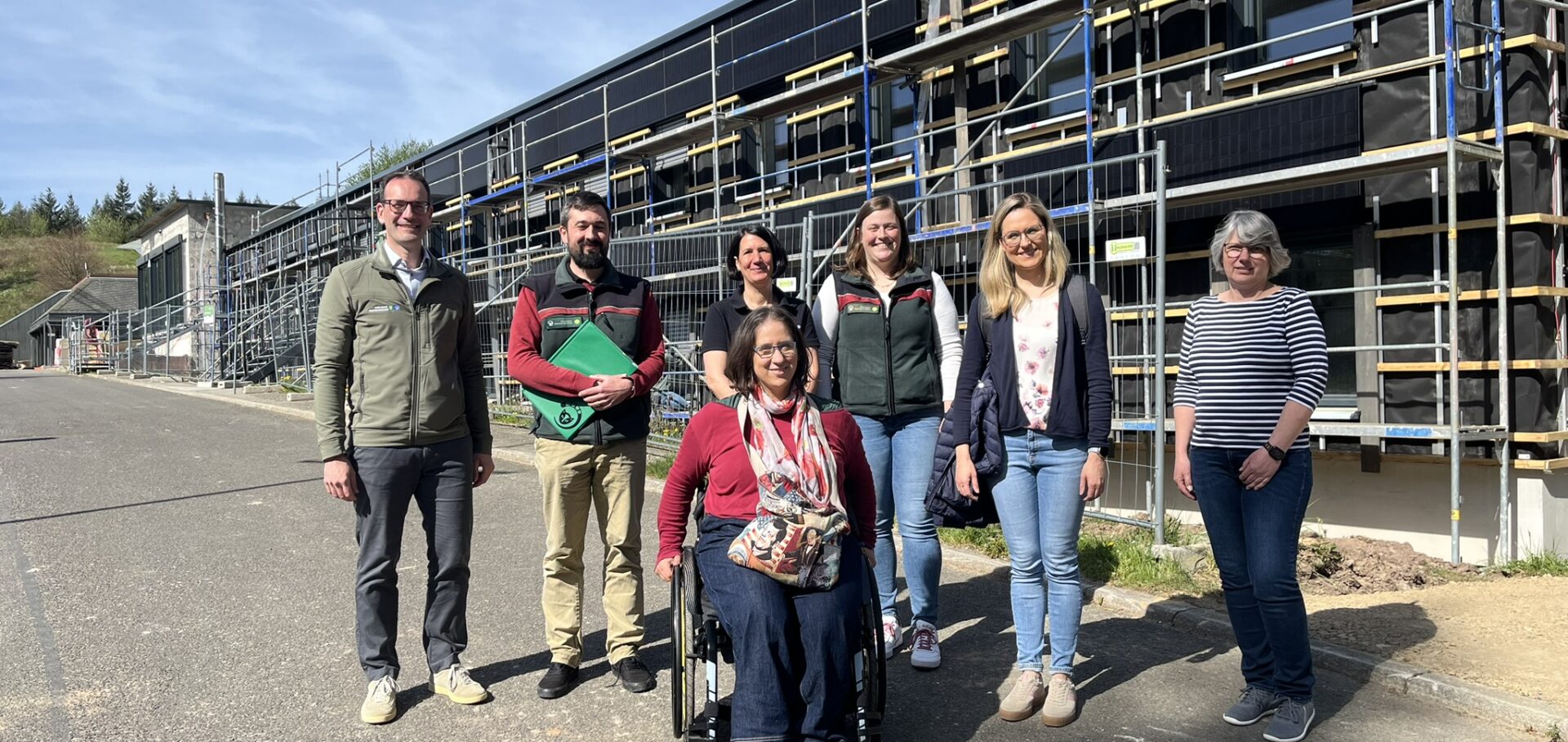 Ellen Kubica und Mitarbeiter*innen des Nationalparks vor dem Gebäude