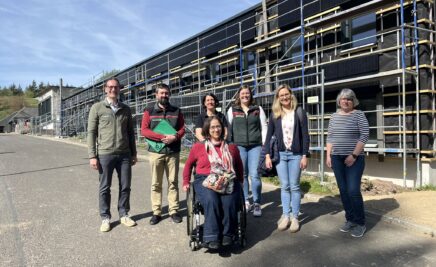 Ellen Kubica und Mitarbeiter*innen des Nationalparks vor dem Gebäude