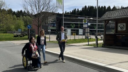 Vor dem Nationalpark-Tor Erbeskopf