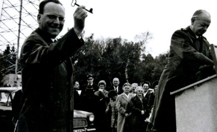 Schlüsselübergabe Landrat Helmut Gestrich und Dr. Karl Heull Schlüsselübergabe am 22. Oktober 1966 von Oberlandforstmeister Dr. Karl Heull an Helmut Gestrich, Vorsitzender des Hunsrückverein e.V. und Landrat des Landkreises Bernkastel